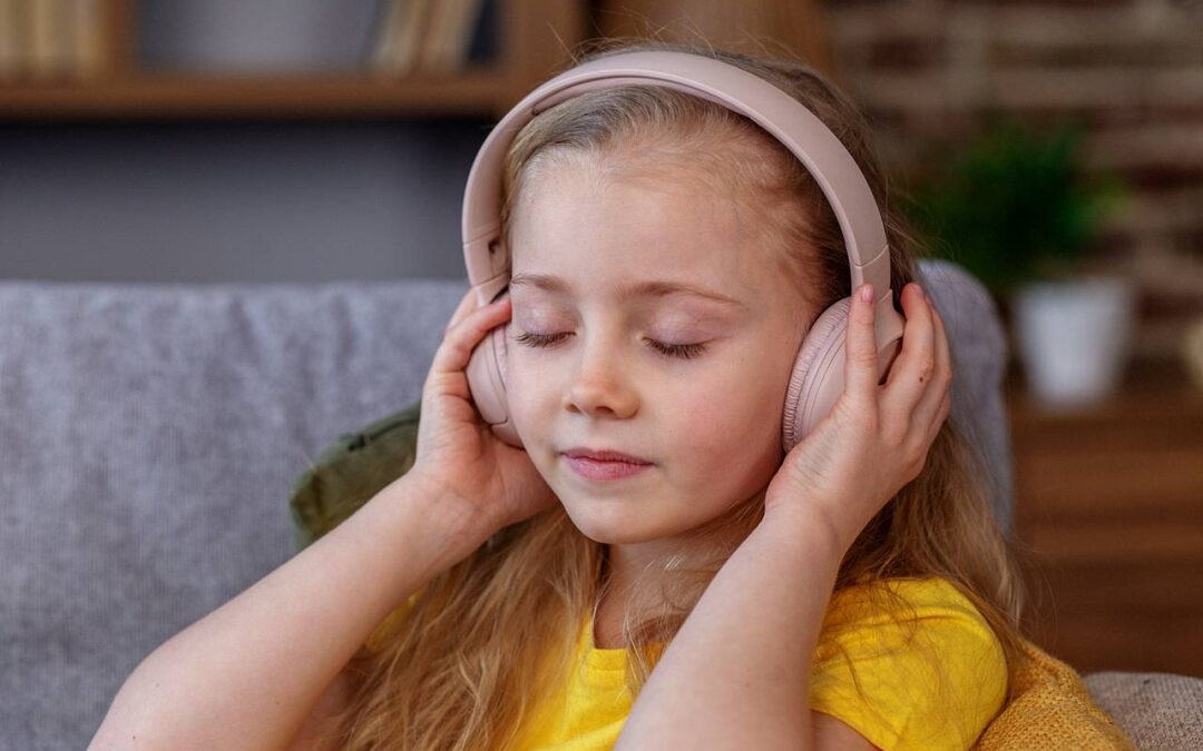 Mały słuchacz w świecie wielkich tajemnic – dlaczego dzieci kochają historie o Detektywie Blomkviście?